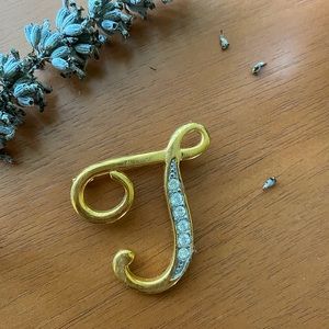 “T” Monogram Pin ✨ VINTAGE